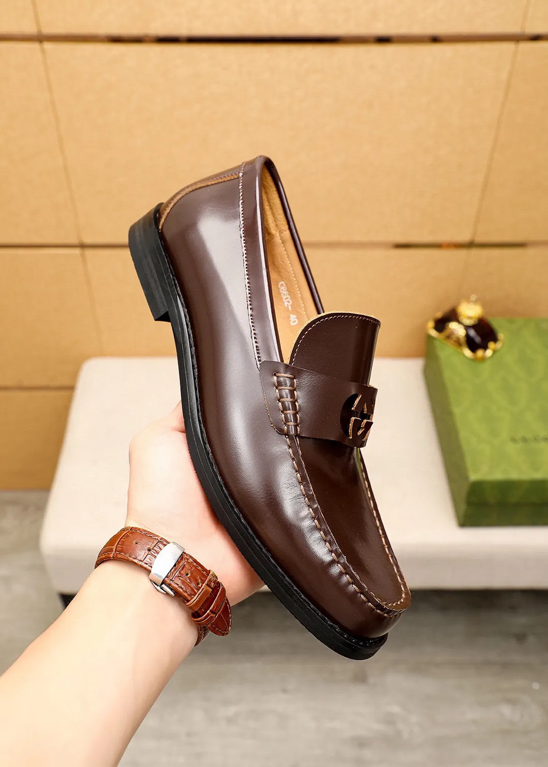 Men's shoes 💰480 💐 Product trademark: GUCCI "Gucci" casual leather shoes Regular size: 38-44 (45🉑️customized) Product materials: Selected imported first-layer open-edge beaded cowhide leather upper + luxury hardware buckle, imported water-dyed cowhide leather lining. Strong three-dimensional visual effect, combined outsole Color: 4⃣️colors available